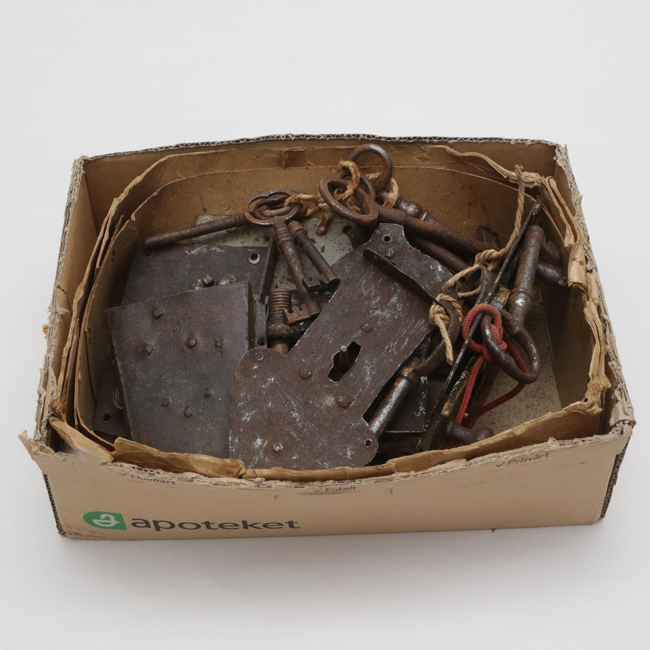 LÅS/DELAR och NYCKLAR, järn, i ask.