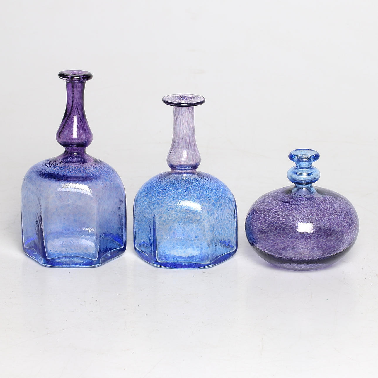 FLASKOR och VAS, 3 delar, glas, "Antikva", Bertil Vallien, signerad, Kosta Boda. 1900-tal.