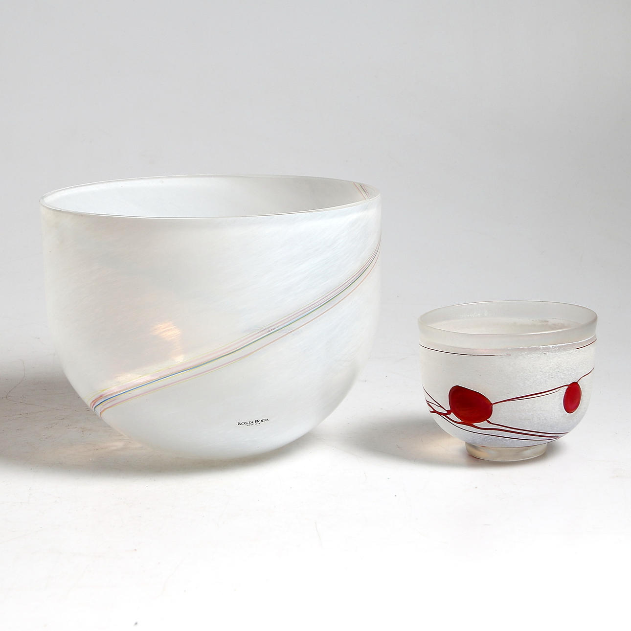 SKÅLAR, 2 st, glas, "Rainbow" och "Galaxy Red", Bertil Vallien, signerade, Kosta Boda.