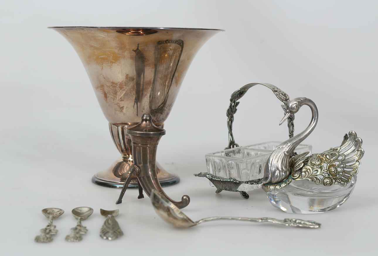 SKÅL, SALTKAR OCH SALTSKEDAR, silver, 8 delar, total vikt 418,2 gram.