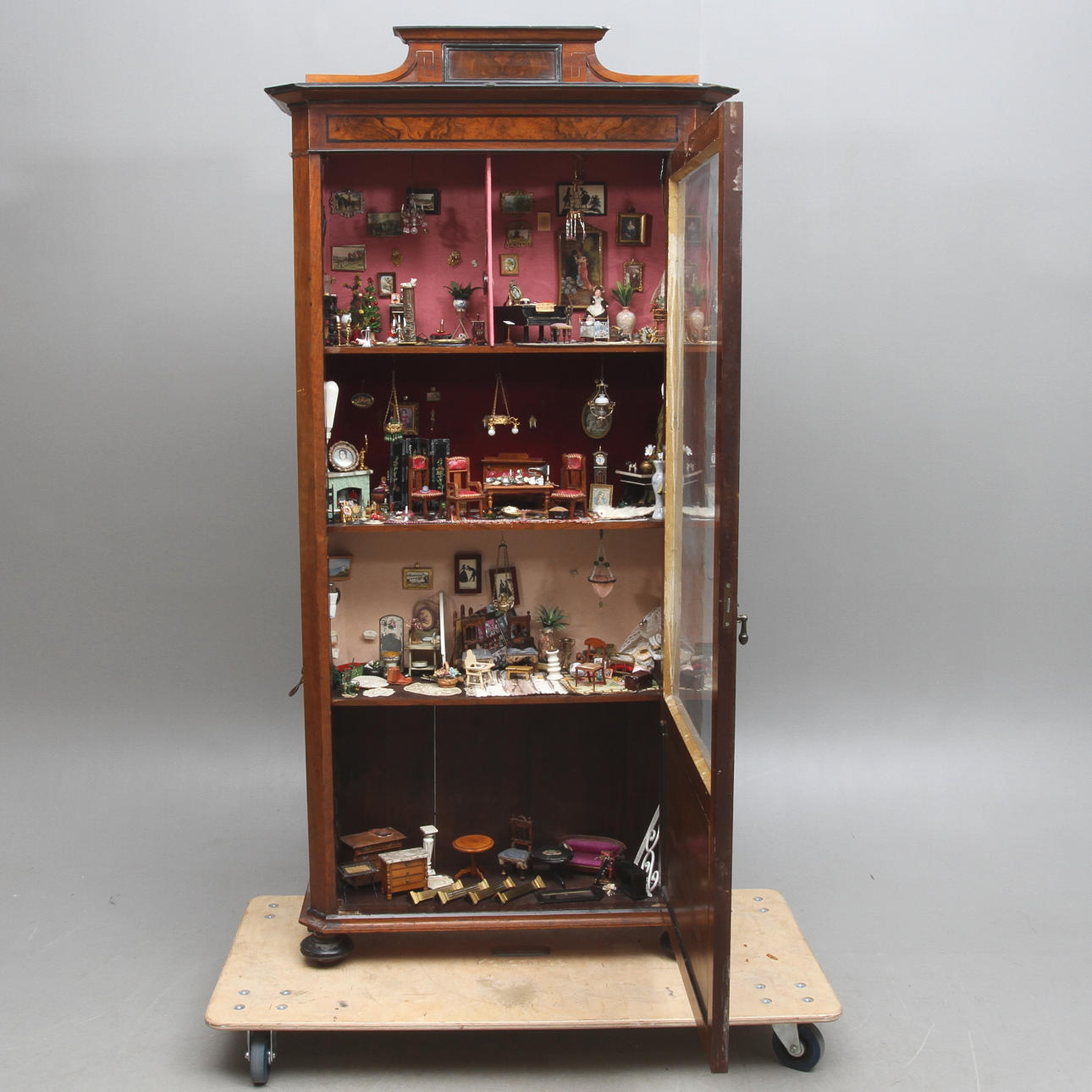 DOCKSKÅP med tillbehör, 1800/1900-tal.