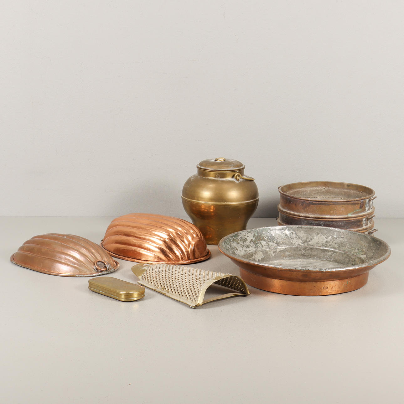 GEGENSTÄNDE AUS KUPFER UND MESSING.