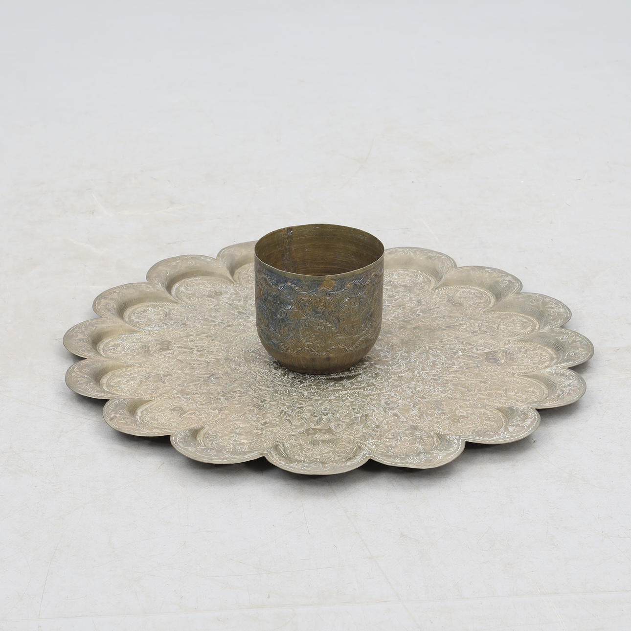 BRICKA samt KRUKA, metall, Indisk, stil.