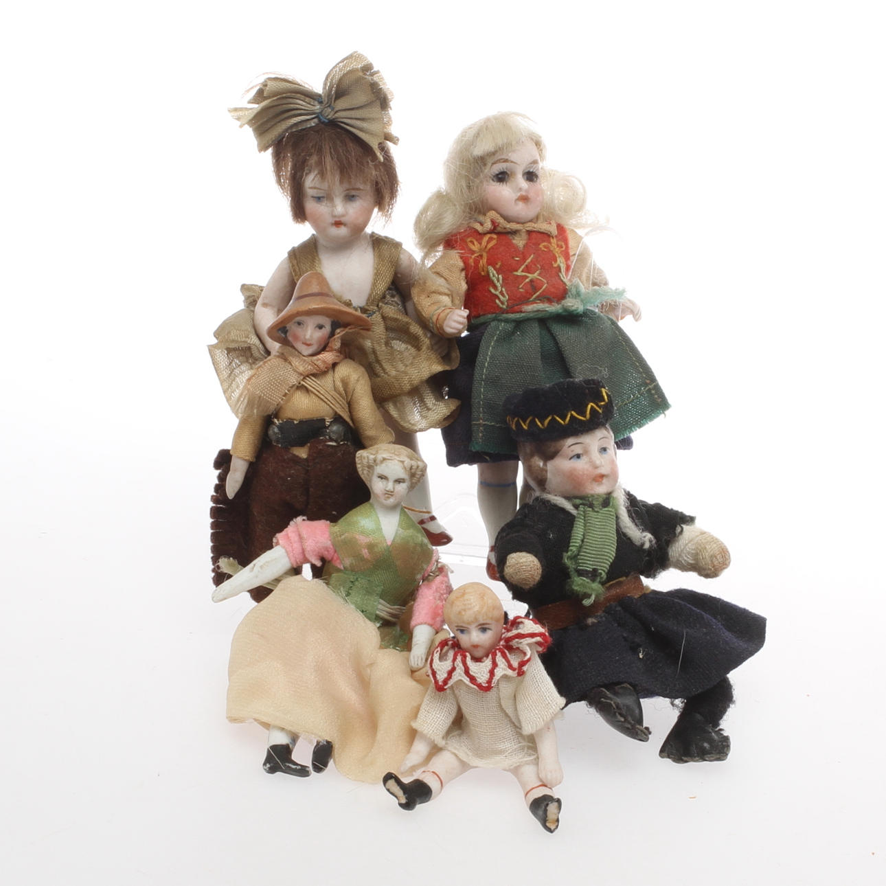 MINIATYRDOCKOR, 6 st, biskvi och textil, 1800/1900-tal.