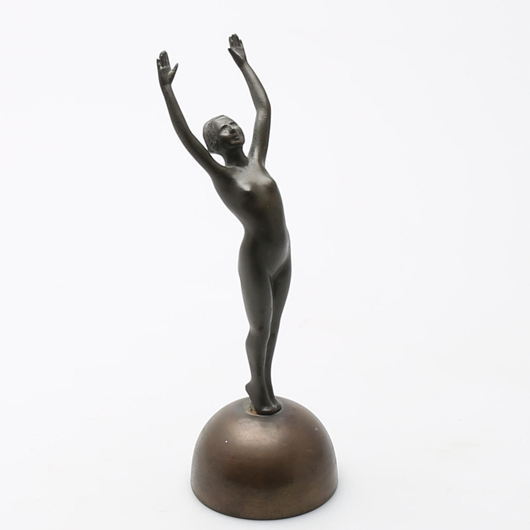 OIDENTIFIERAD KONSTNÄR. Brons av kvinna med uppsträckta armar. Signatur saknas.