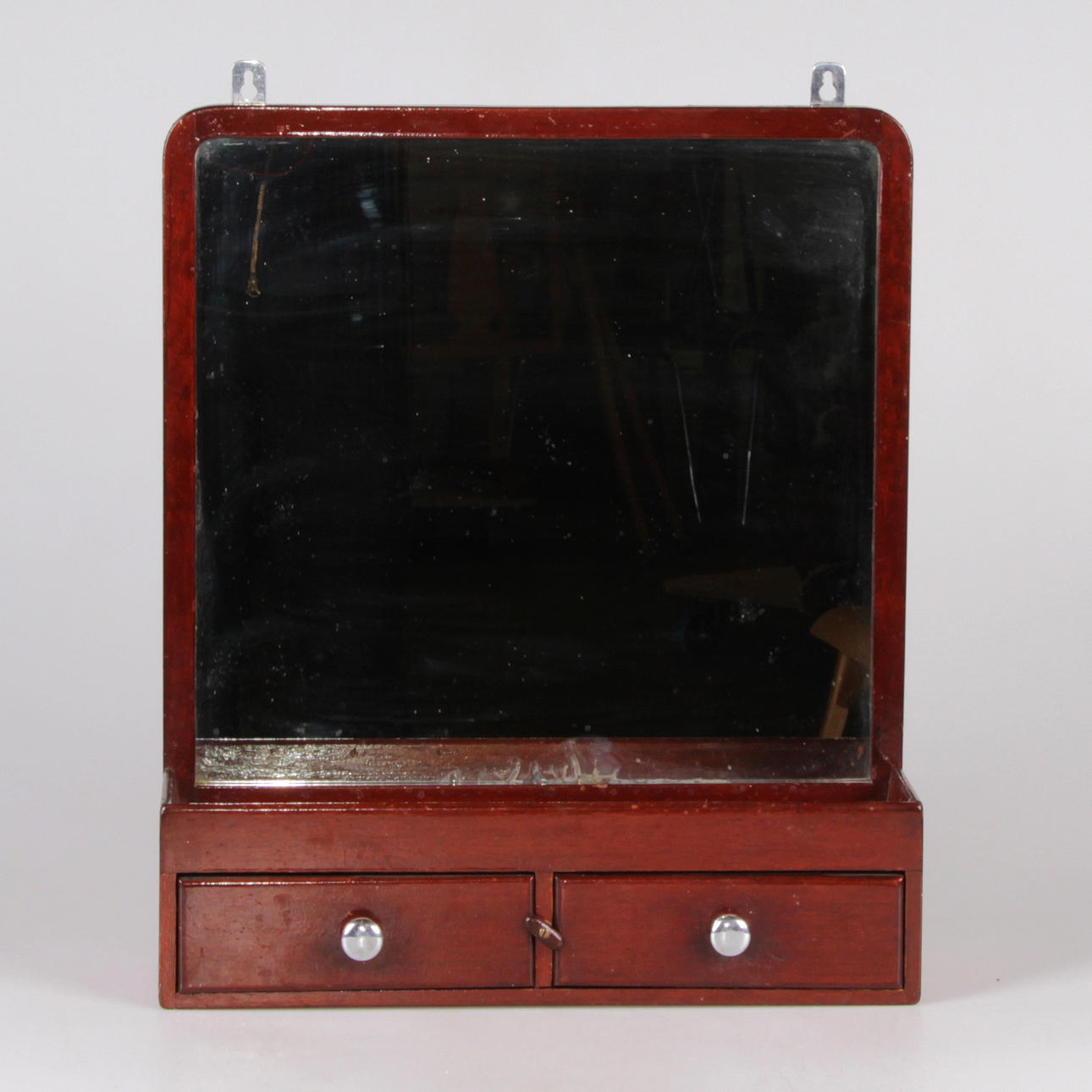 VÄGGSPEGEL, med lådor, från svenskt örlogsfartyg, 1900-talets första hälft.