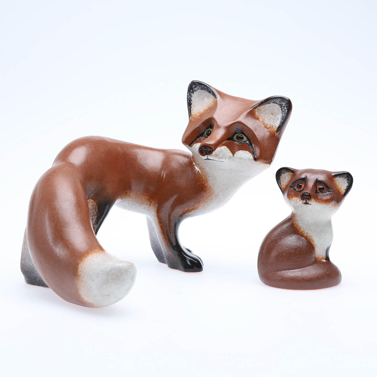THOMAS HELLSTRÖM. Figuras, 2 zorros, loza, Nittsjö.