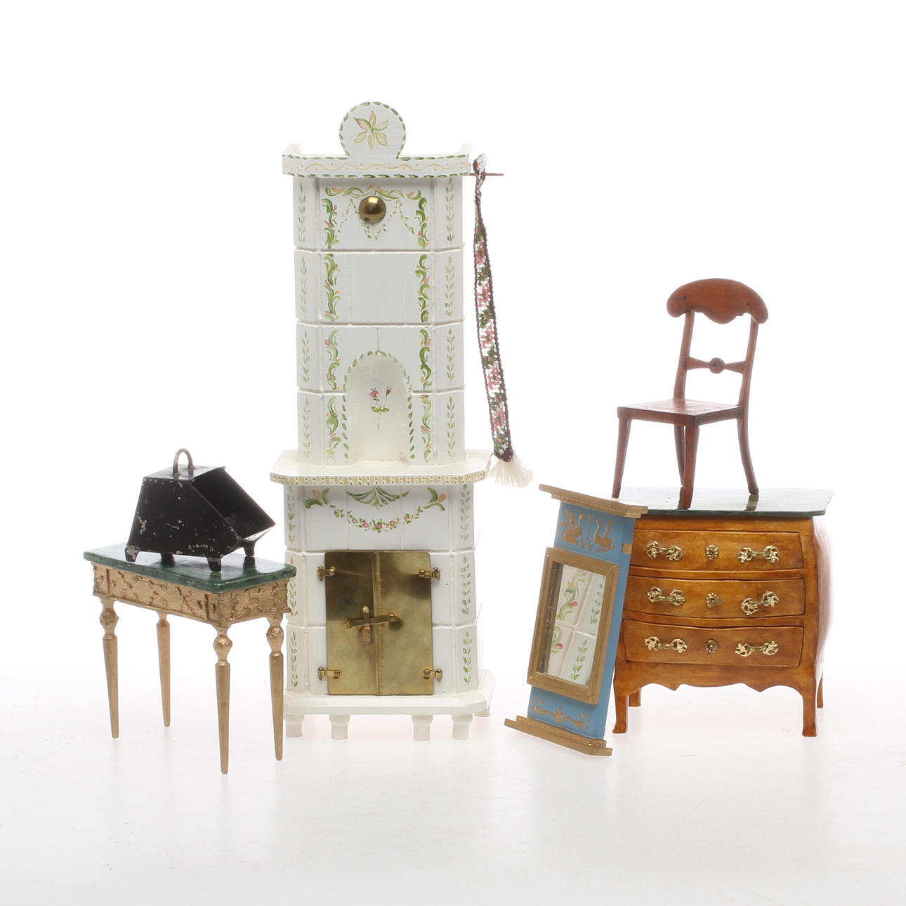 DOCKSKÅPSMÖBLER, 5 delar, bland annat Carin Backlund samt.