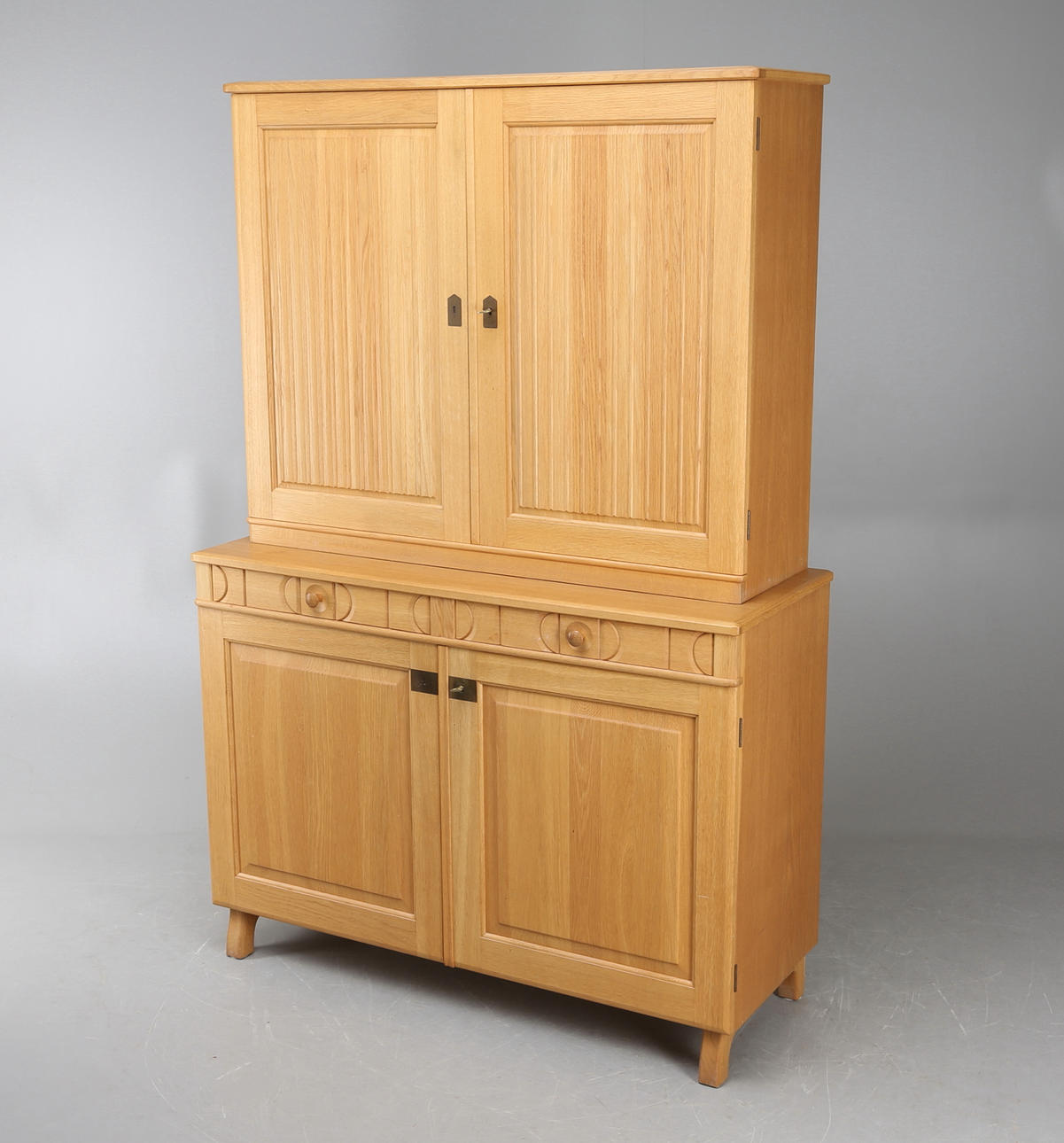 SALSSKÅP, ek, tvådelat, "Calmare Nyckel", Carl Malmsten för Åfors Möbelfabrik, 1900-talets andra hälft.