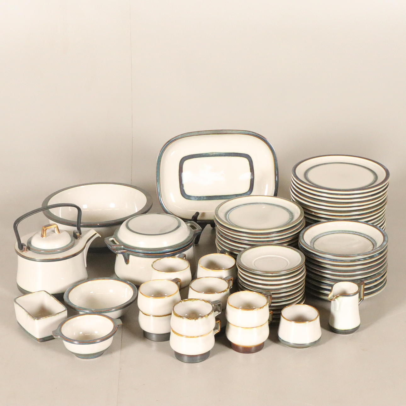 SERVISDELAR, 74 st "tema stoneware" Bing& Gröndahl, Danmark.