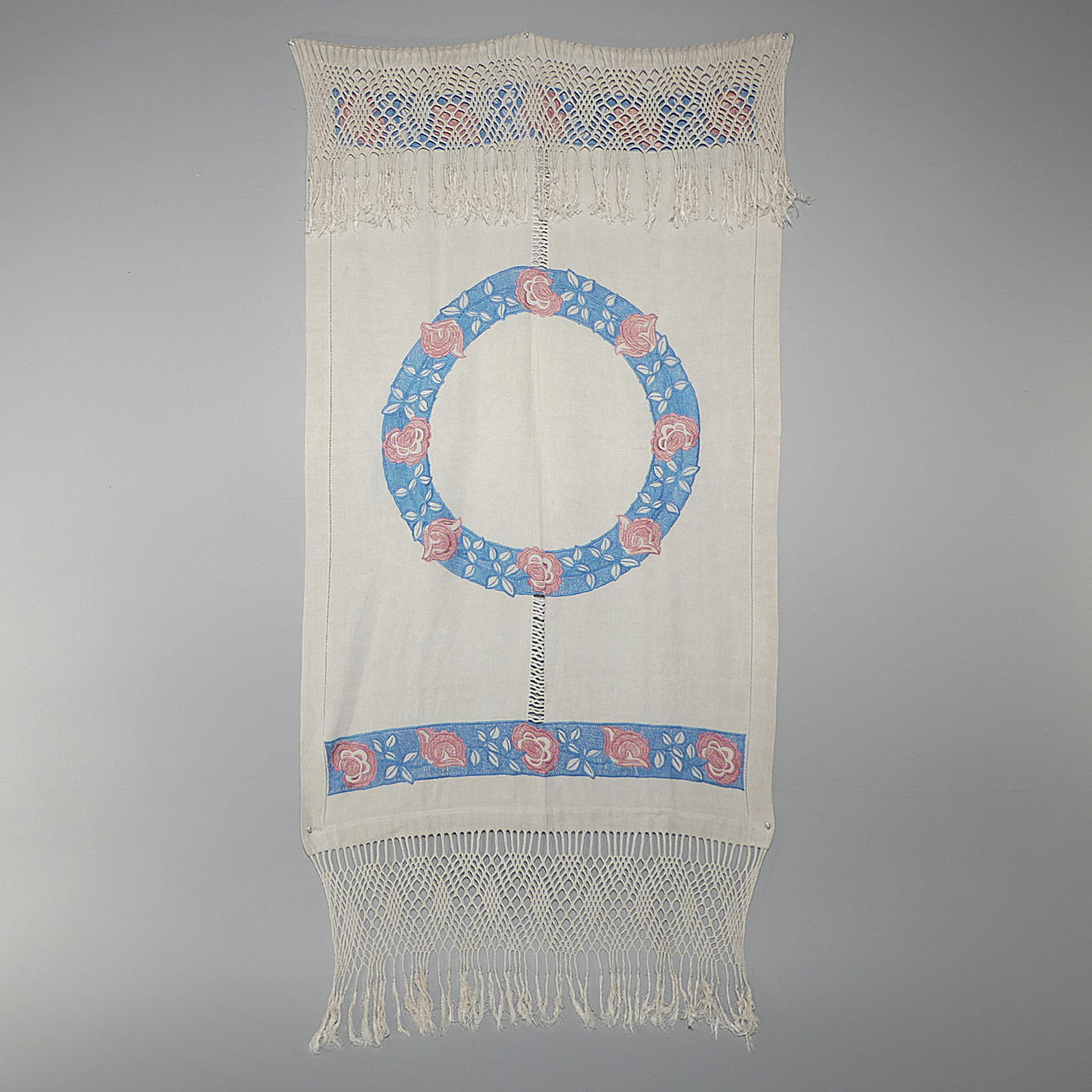 LIENZO, bordado, Art Nouveau.