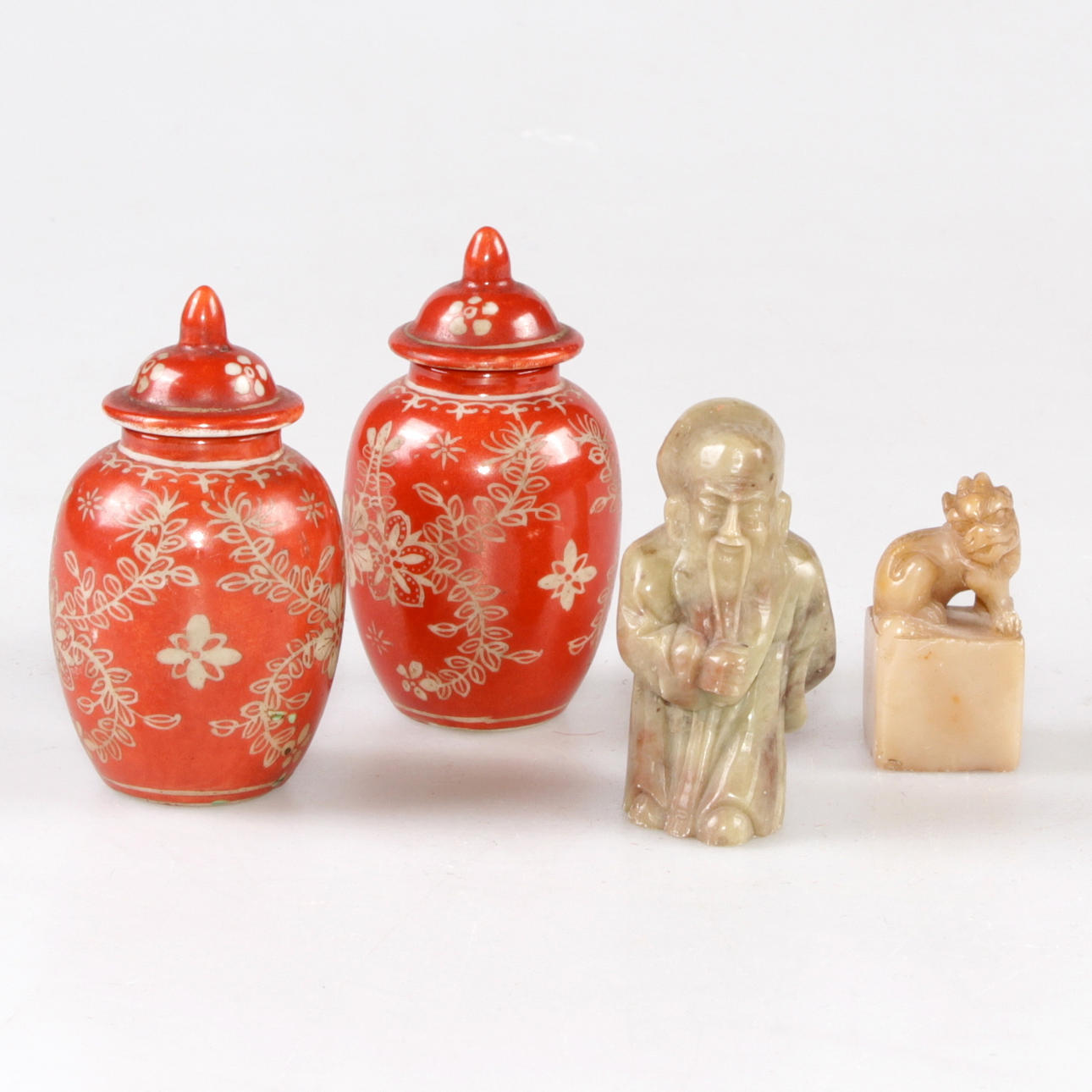 MINIATYRURNOR, stämpel samt figurin, Kina, 1900-tal.