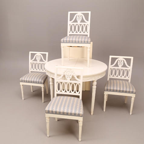 MATSALSMÖBEL, 5 del, vit, bord( 2 ilägg) + 4 stolar, sengustaviansk tidigt 1800-tal.