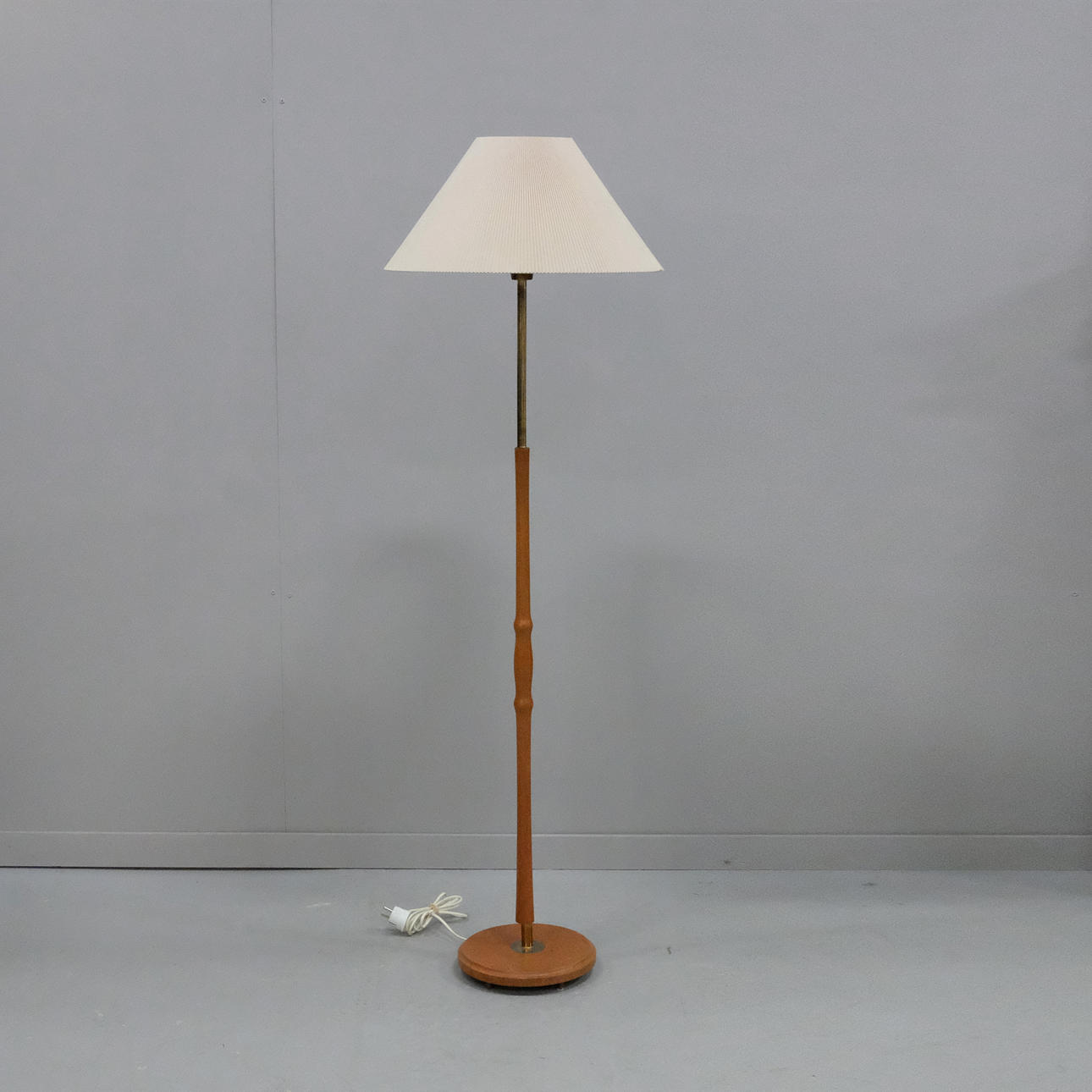 FLOOR LAMP, TEAK AND BRASS, MARKED ÖEA.