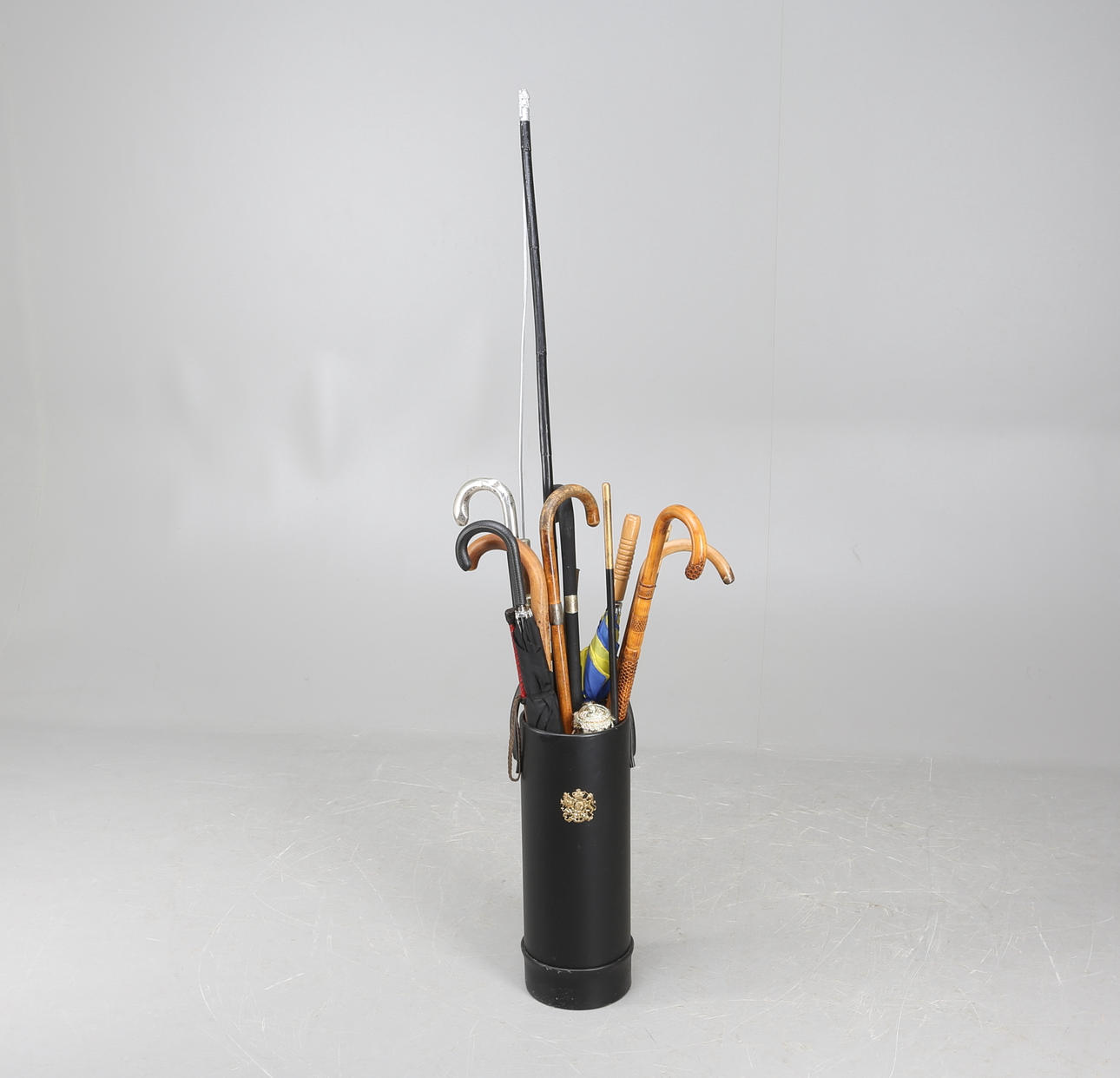 KÄPPAR och RIDPISKA M M, i paraplyställ, 1900-tal.