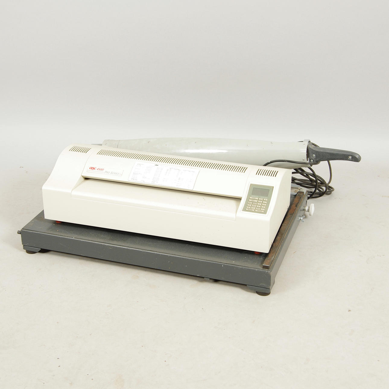 PAPPERSSKÄRARE SAMT LAMINERINGSMASKIN.