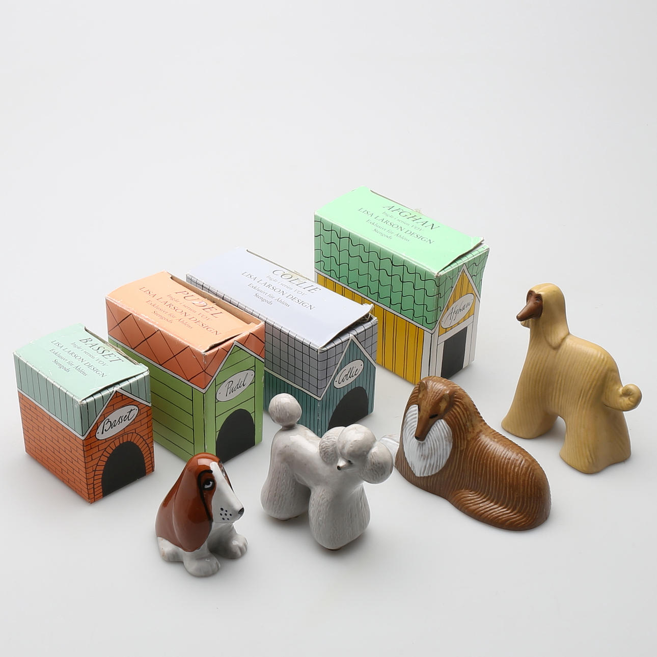 LISA LARSON. Figurer i stengods, 4 st ur serien Vov för Åhlens i originalkartonger.