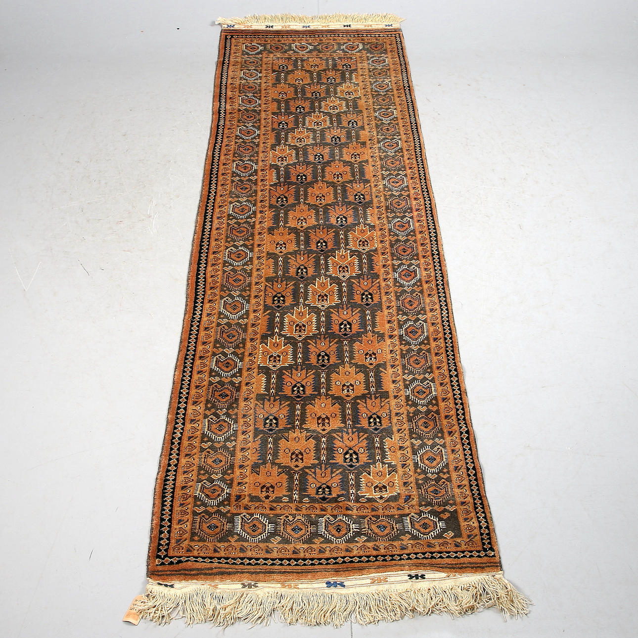 MATTA "Yomoud", semiantik / antik. 269 x 76 cm.