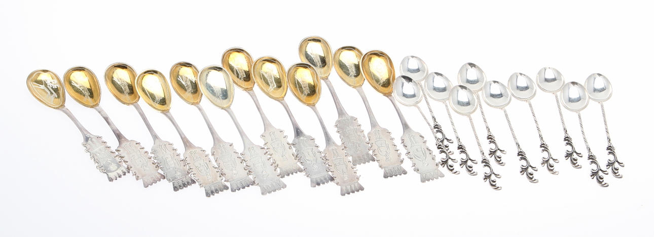 SILVER. 22 delar, 12 kaffeskedar (same), 10 moccaskedar, ca 200 gram.