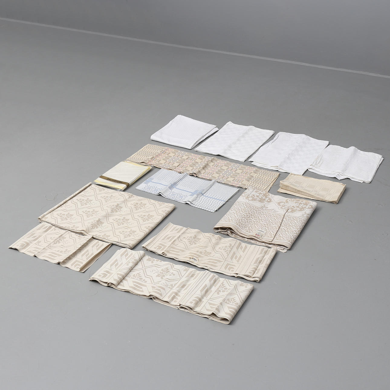 PARTI LINNE, 12 delar. Dukar och servietter från bl.a Linslöjden Bräkne Hoby.