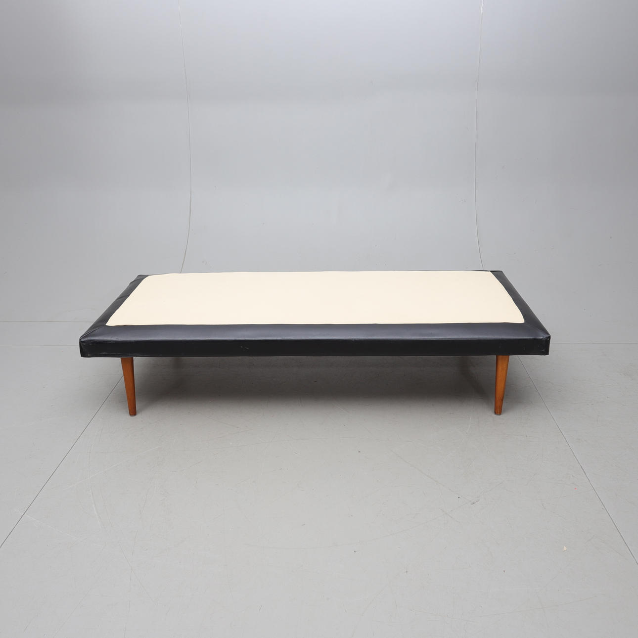 A daybed, marked “Studiobotten”, mid 20th century.
