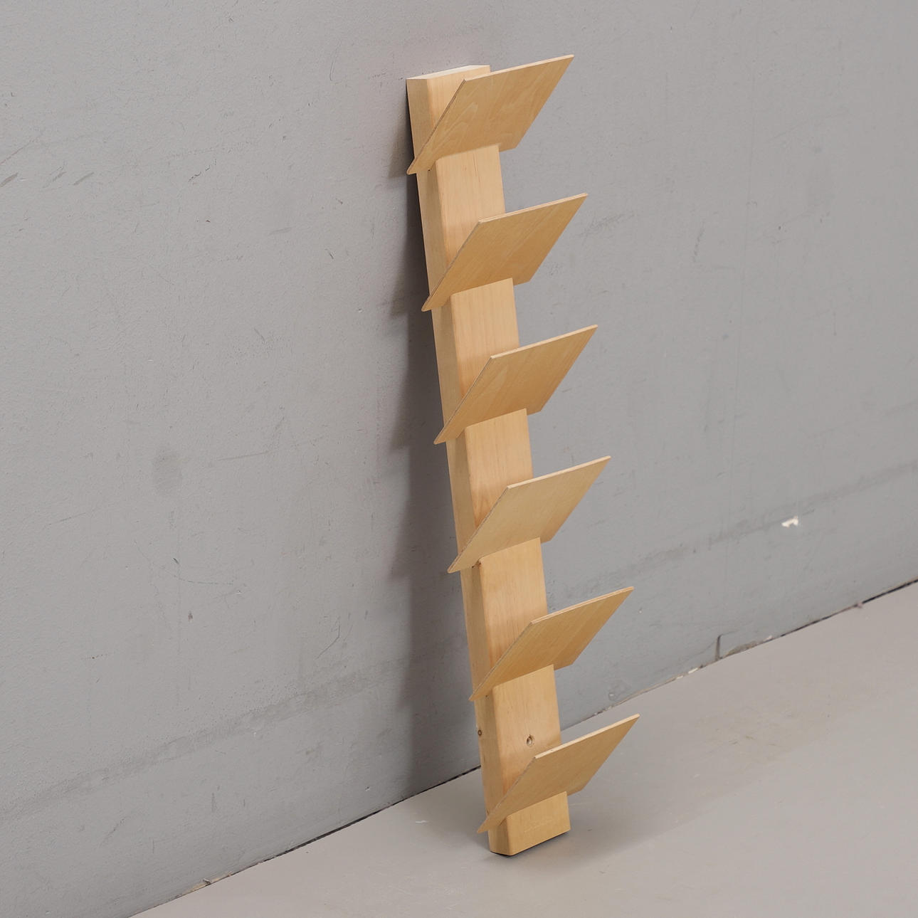 Revistero, madera, Blue Station, década de 2000.