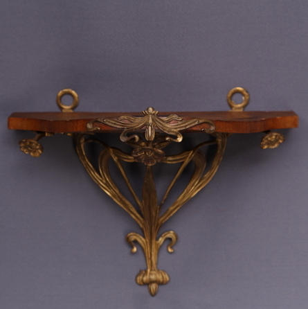 VÄGGHYLLA, trä, förgylld metall, jugend.