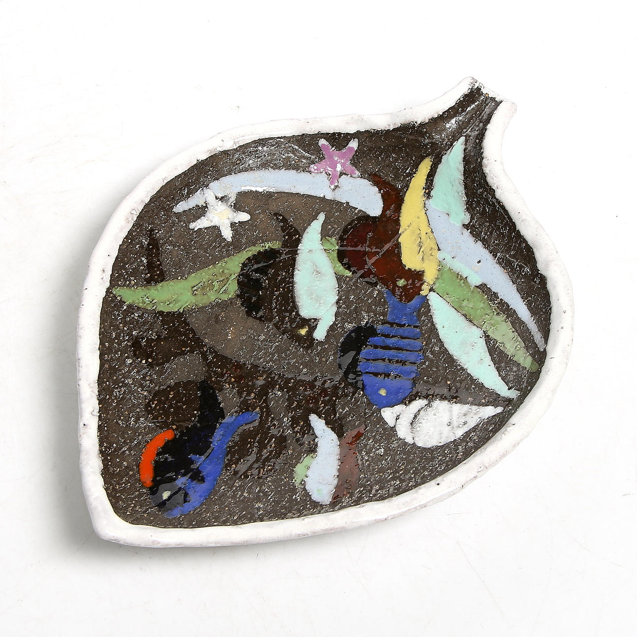 FAT, chamotte, "Spectra", egenhändigt signerad och dekorerad av Anna-Lisa Thomson, Upsala-Ekeby. 1900-talets mitt.