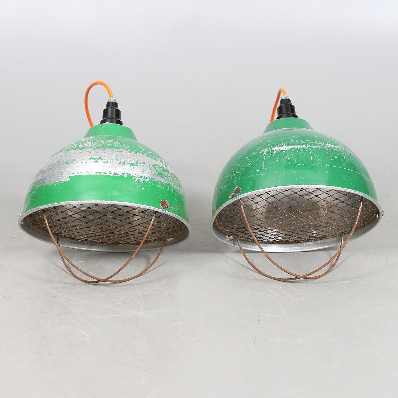 INDUSTRILAMPOR, ett par, aluminium, sk. "Grislampa". 1900-talets andra hälft.