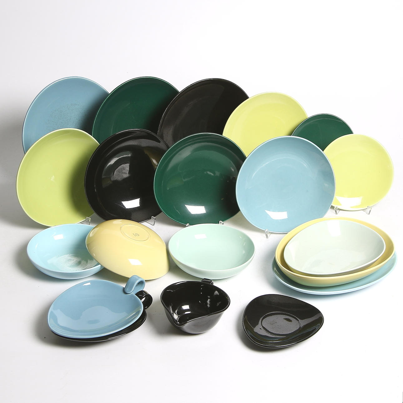 STIG LINDBERG. Matservis, 44 delar, porslin, "Colorado" och "Pastella", Gustavsberg, 1950-tal.