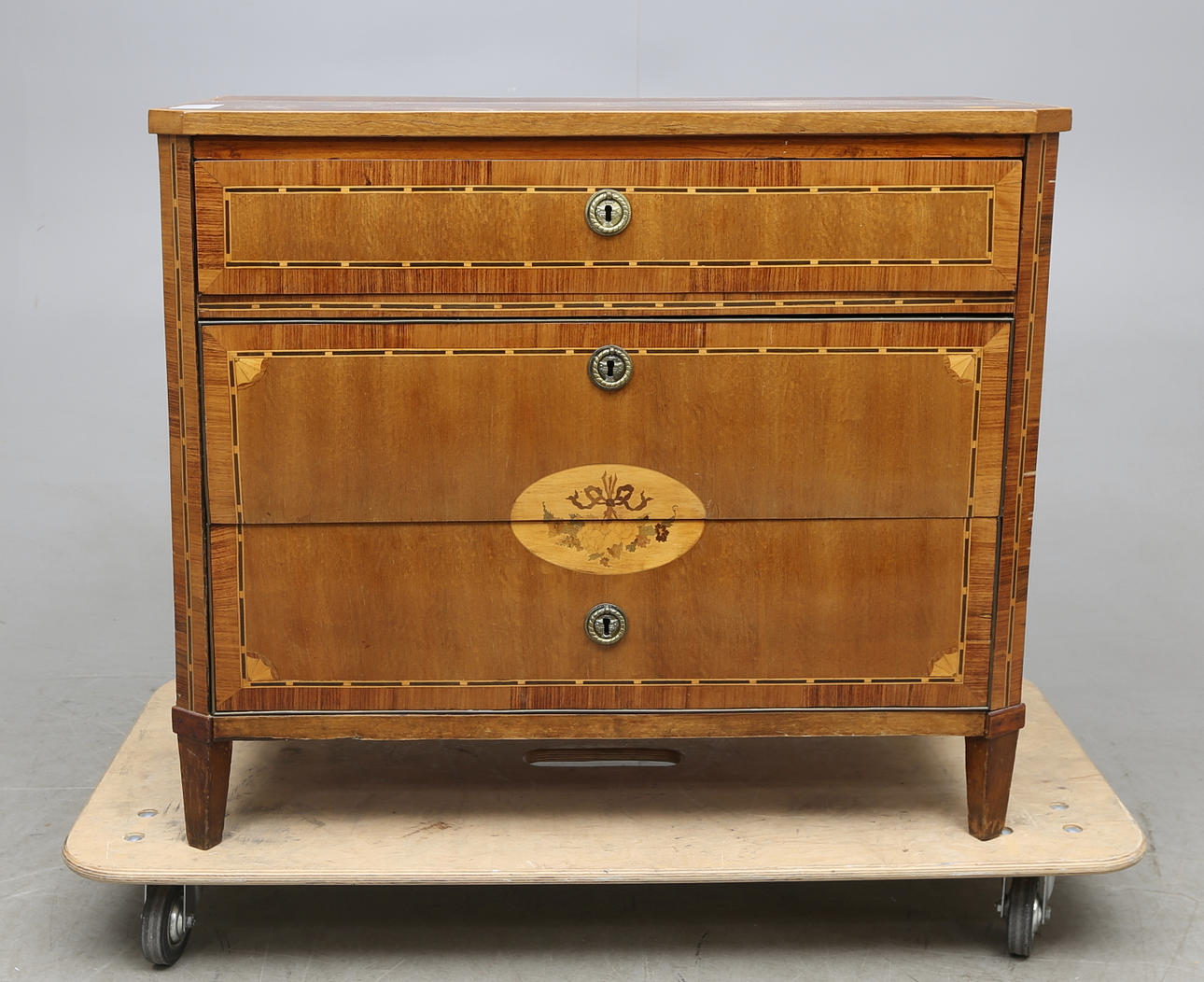 BYRÅ, sengustaviansk/empire, 1800-talets första hälft.