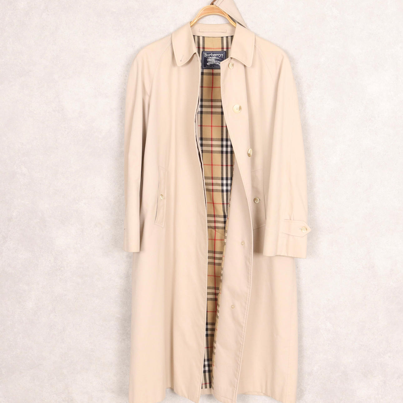 Ein Damenmantel, Burberry.