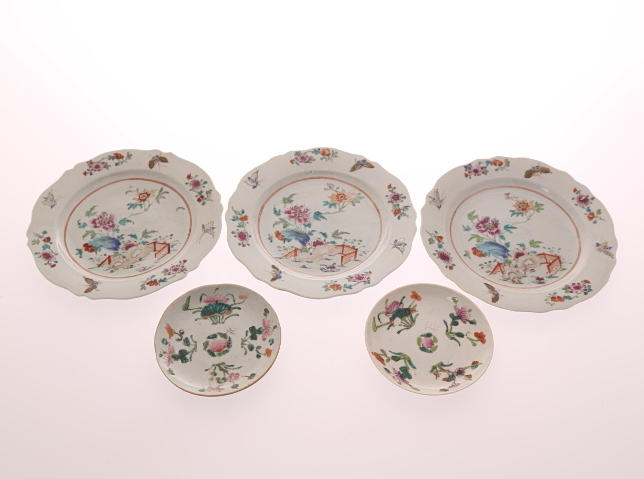 TALLRIKAR, 3 stycken, porslin, Kina, Qianlong, Fam Rose + SKÅLAR, 2 st, porslin, Kina, 18-/1900-tal.