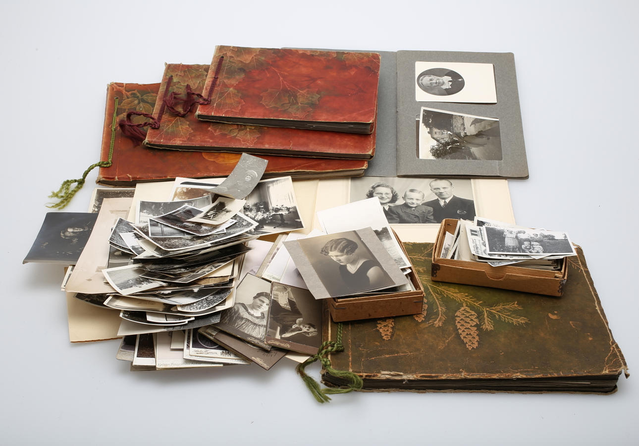 FOTOALBUM, 5 st samt FOTON, 400-500 st, 1900-talets första hälft.