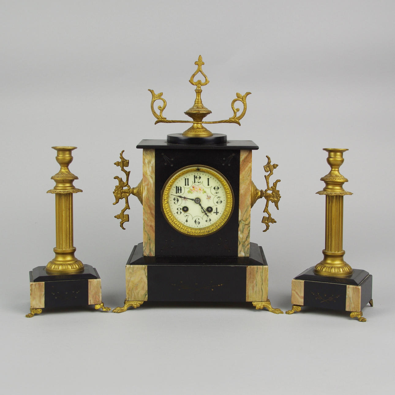 BORDSUR MED LJUSSTAKAR, bronserad metall/marmor, empirestil.