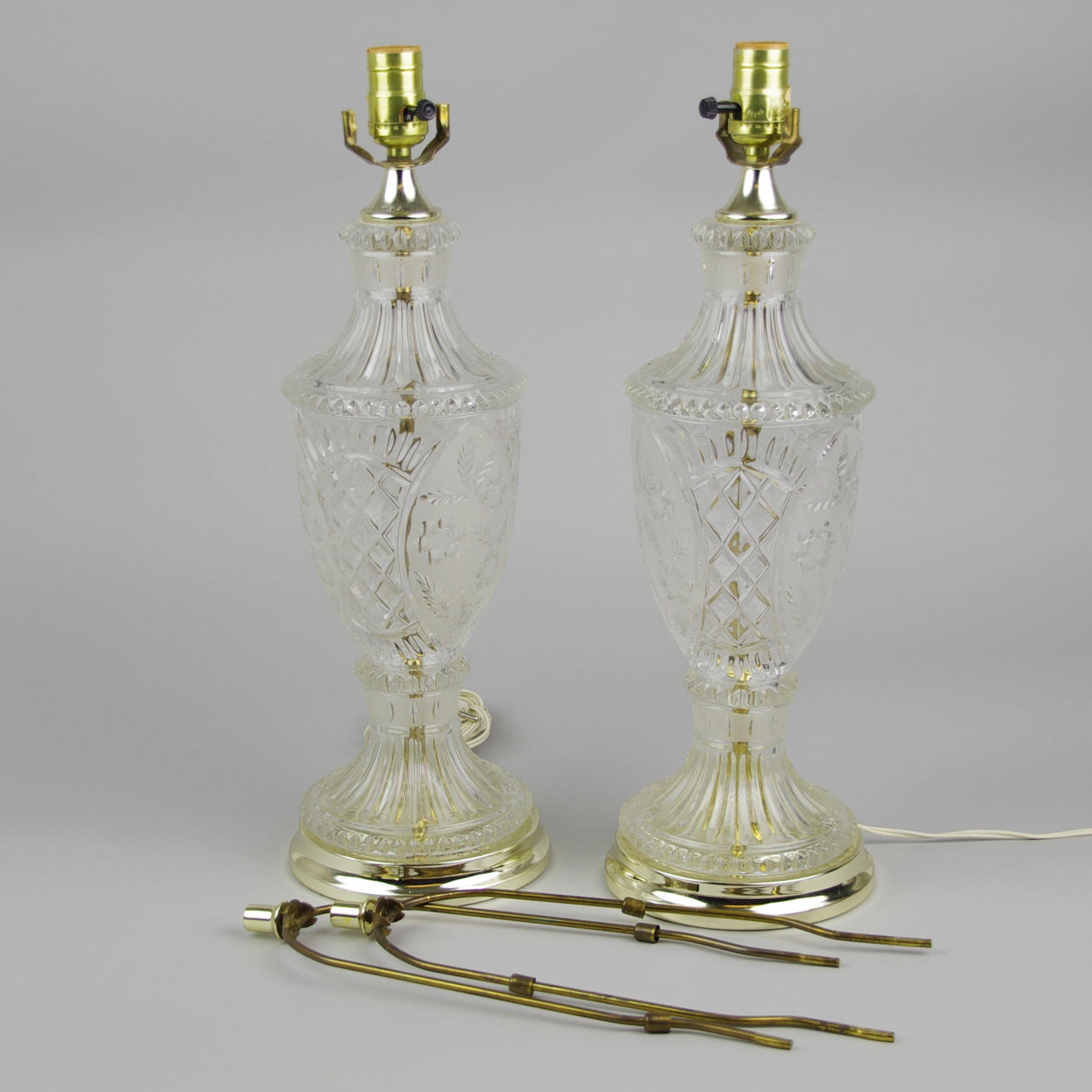 BORDSLAMPOR, glas/mässing, 1900-talets andra hälft.