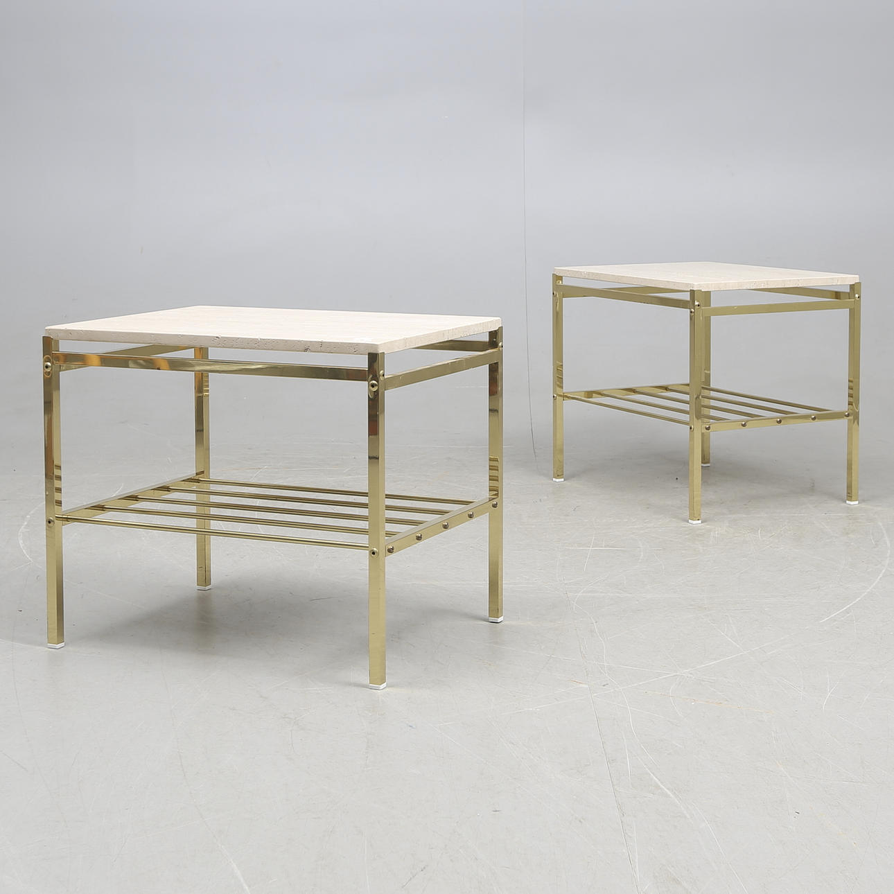 BORD, ett par, mässing och skiva av travertin, 1900-talets andra hälft.