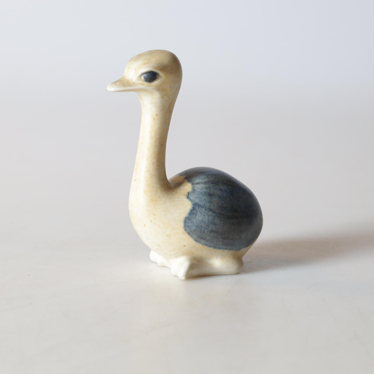 KNUD BASSE. figurin, stengods, Danmark, monogramsignerad KB.