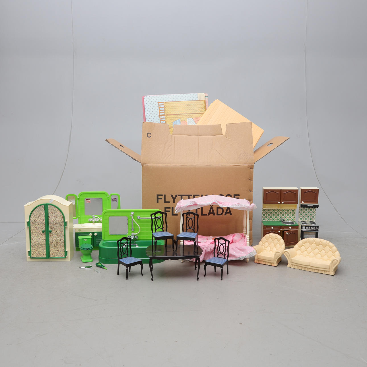 DOCKSKÅP SINDY, med möbler mm.