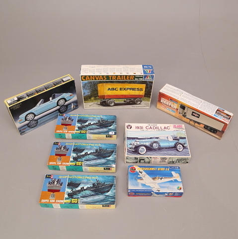 BYGGSATSER, 8 lådor, plastmodeller, olika modeller.