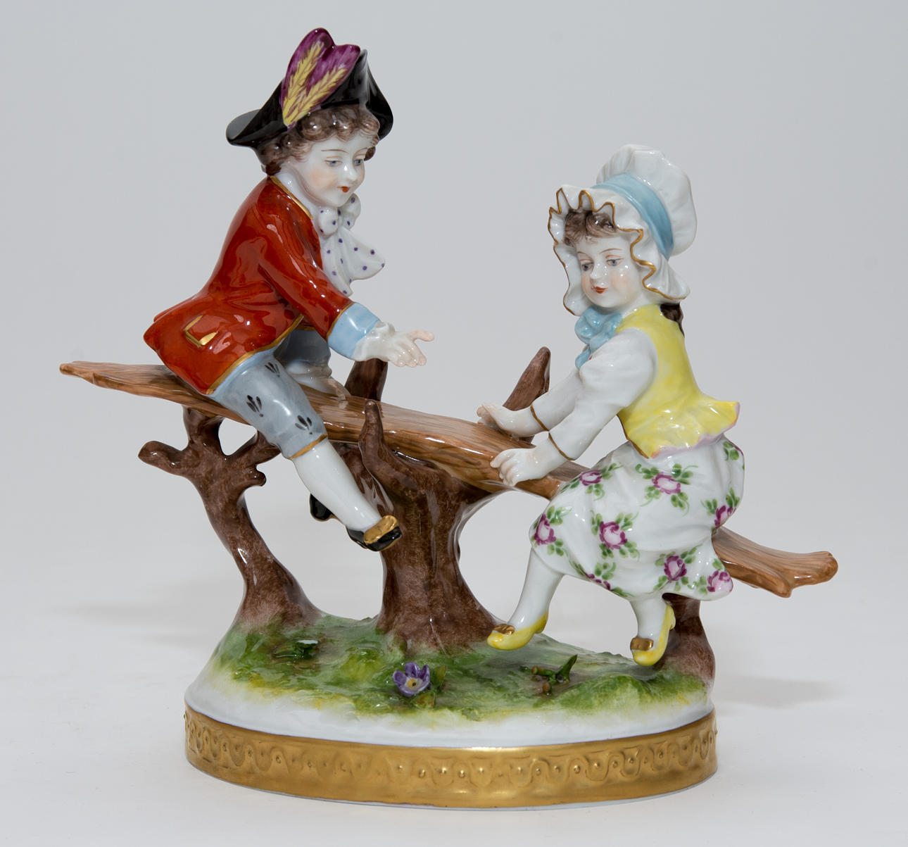 VOLKSTEDT THÜRINGEN. ”Kinder auf Schaukel”, porslin.