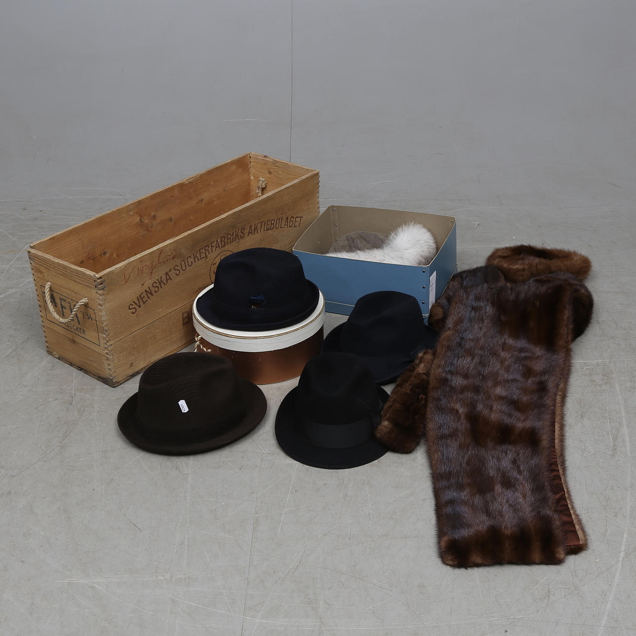 SOCKERLÅDA med MÖSSOR OCH HATTAR.