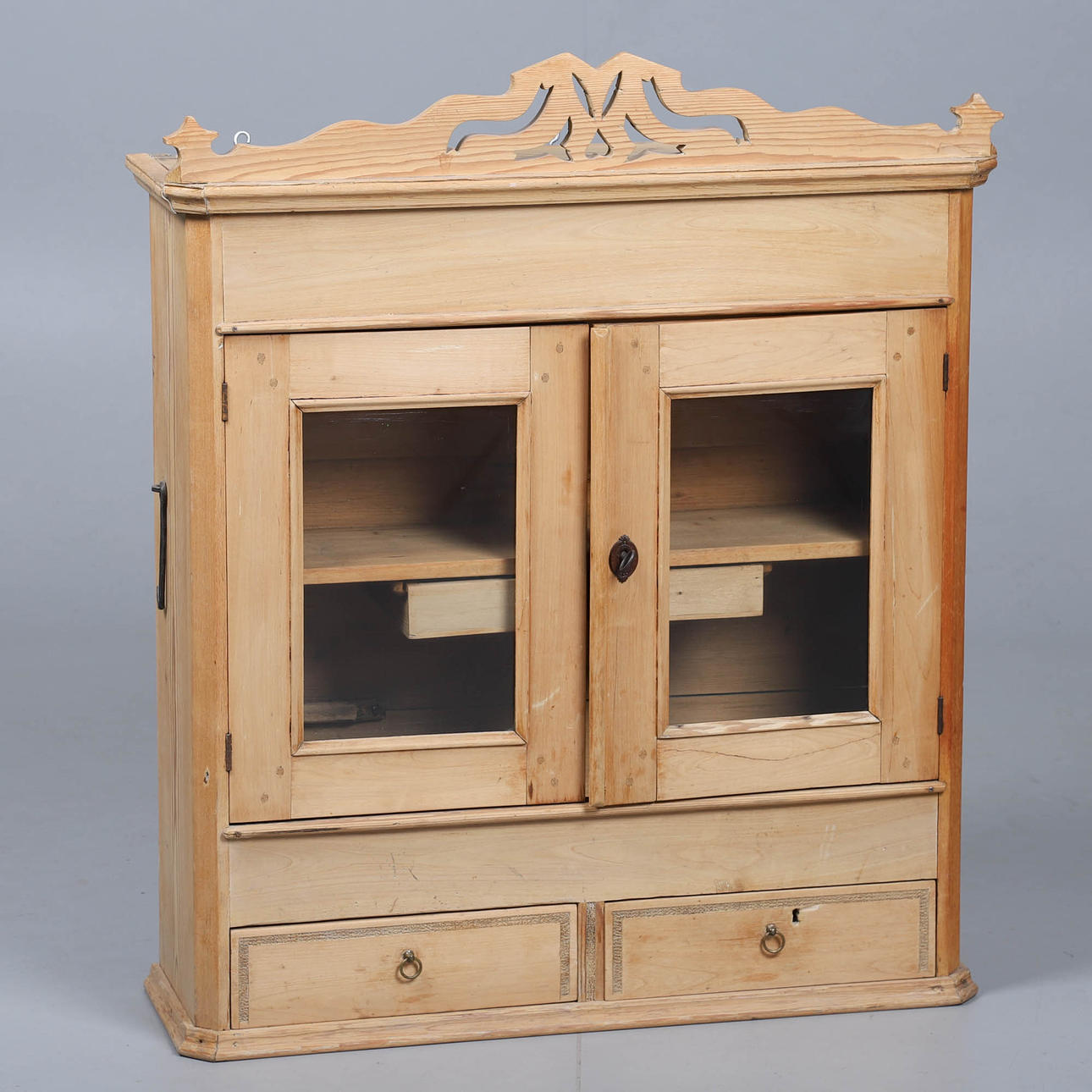 VÆGMONTEREDE VITRINESKABE. Tidligt 20. århundrede.