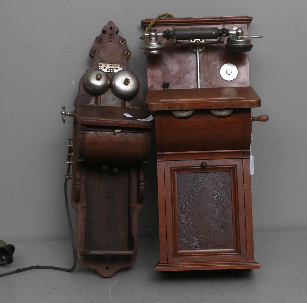 VÄGGTELEFONER, 2 st, Sverige, 1900-talets första hälft.