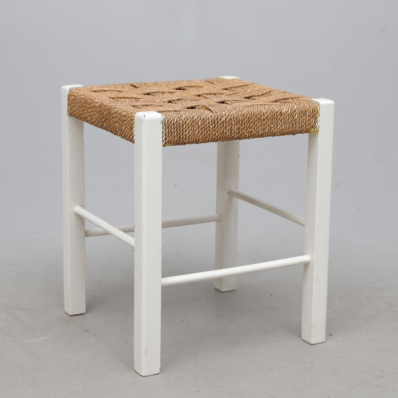 PALL, bemålat trä, flätad sits, 1900-tal.