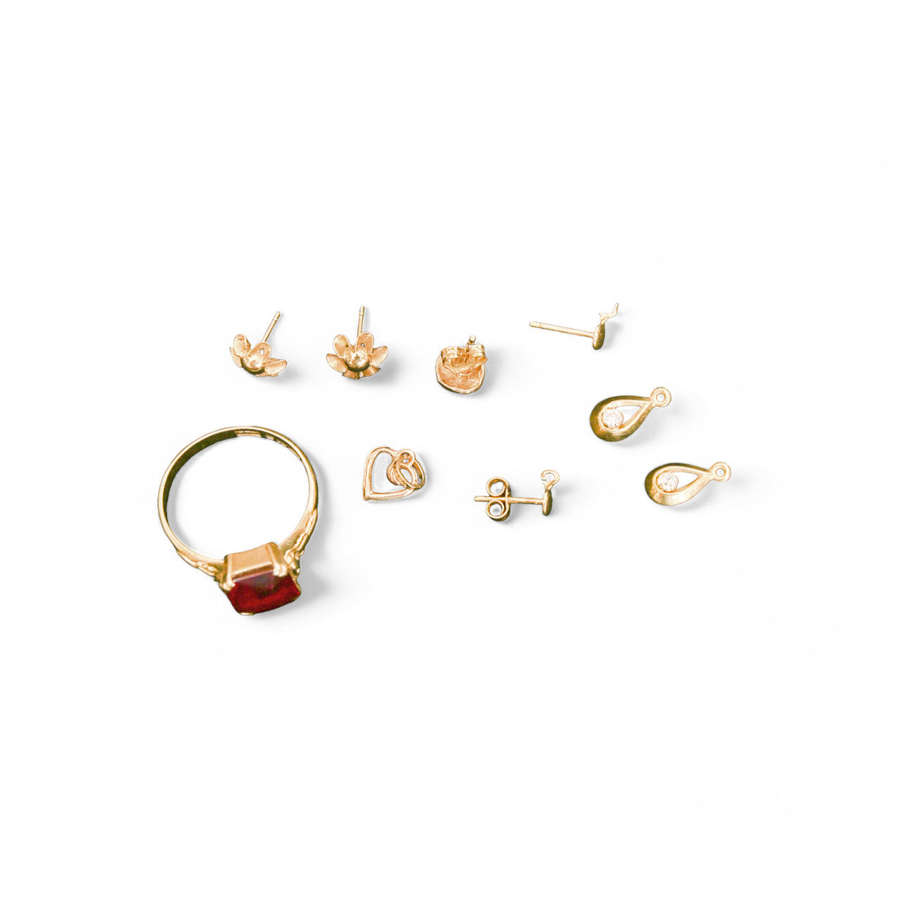 RING MED RÖD STEN SAMT 8 UDDA DELAR, 18K GULD.