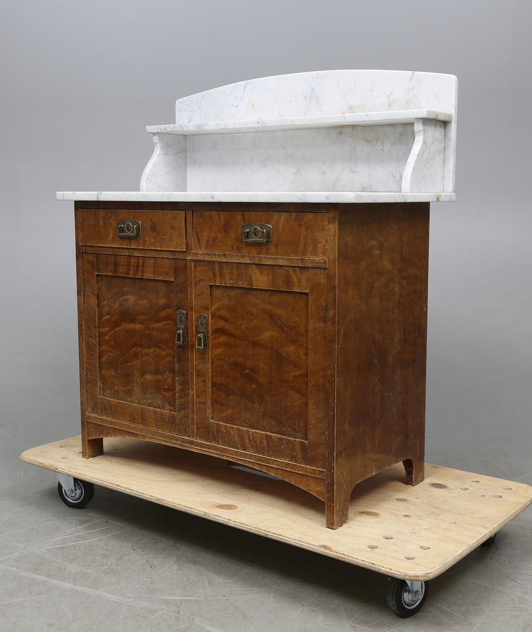 KOMMOD med marmorskiva, tidigt 1900-tal.