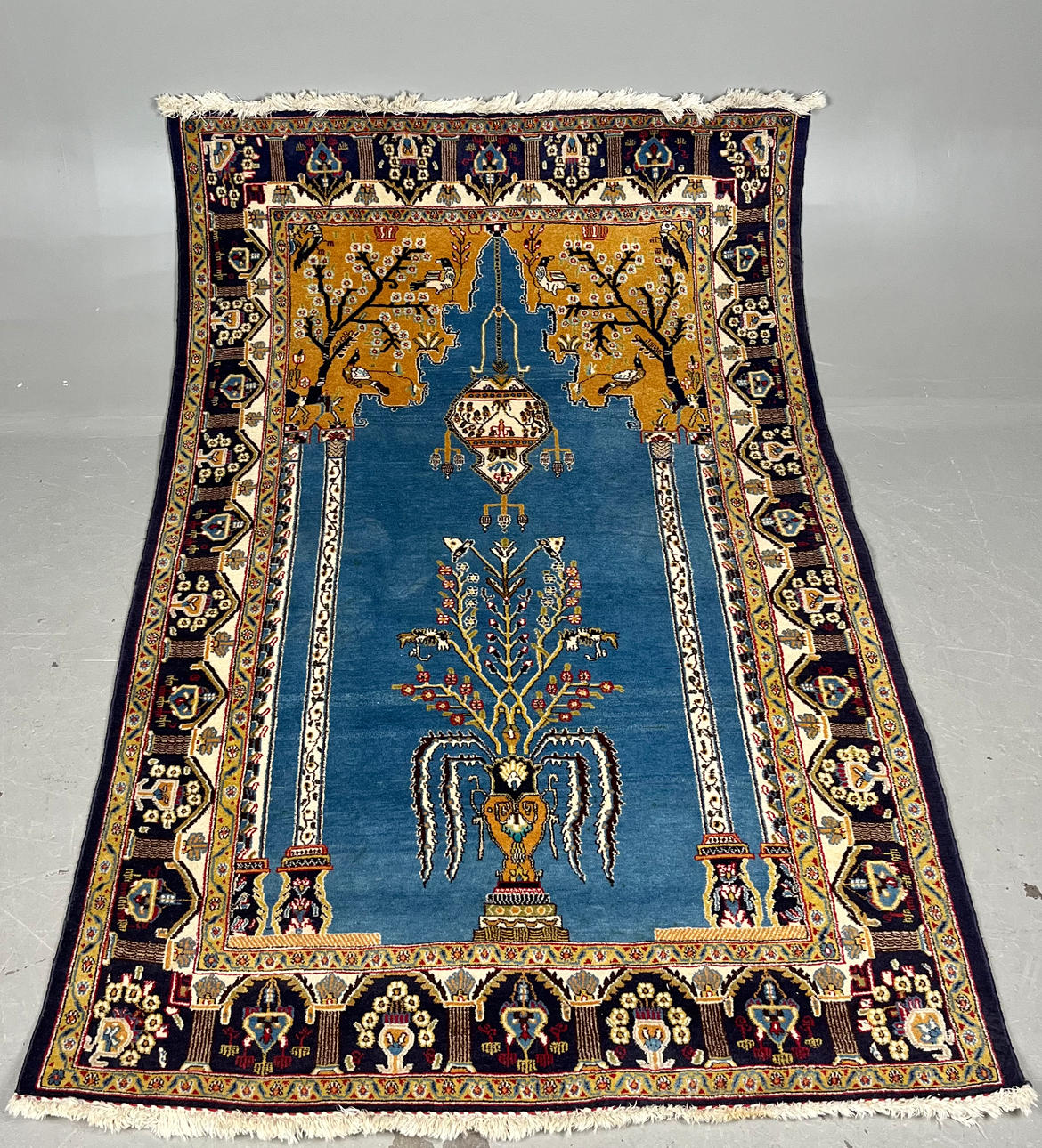 Et orientalsk tæppe, ca. 201x135 cm.