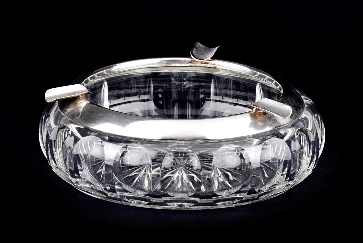 ZIGARREN-ASCHENBECHER. Circumferential silver mount.