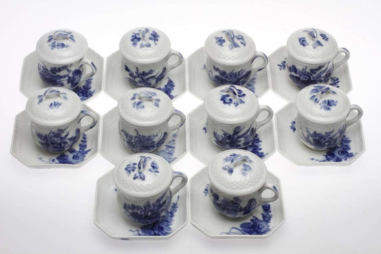 CREMEKOPPAR MED FAT, 10 st, porslin, "Blå blomster", Royal Copenhagen, Danmark.